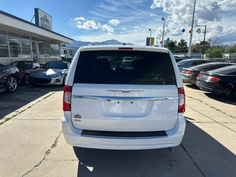 Used 2016 Chrysler Town & Country Touring FWD image 6