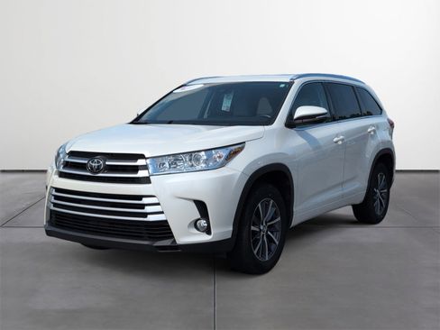 Certified 2018 Toyota Highlander XLE FWD image 2