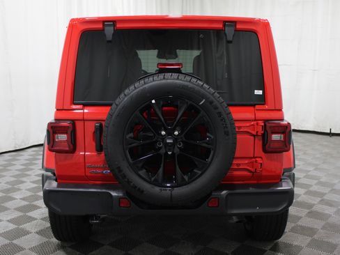 Used 2025 Jeep Wrangler Unlimited Sahara AWD/4WD image 29