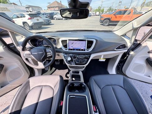 Used 2023 Chrysler Pacifica Touring-L FWD image 24