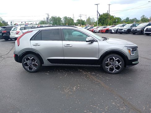 New 2025 Kia Niro EX Touring image 2