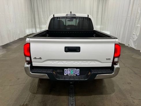 Certified 2022 Toyota Tacoma SR5 AWD/4WD image 5