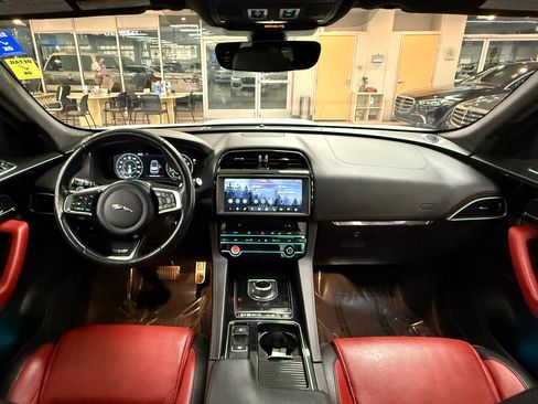 Used 2019 Jaguar F-PACE R-Sport image 11