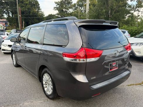 Used 2014 Toyota Sienna XLE FWD image 5