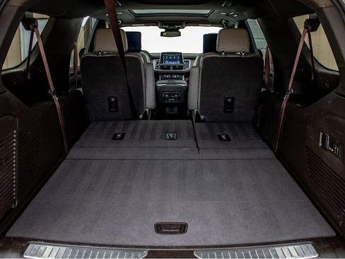 Used 2023 Chevrolet Suburban Z71 w/ Luxury Package AWD/4WD image 32