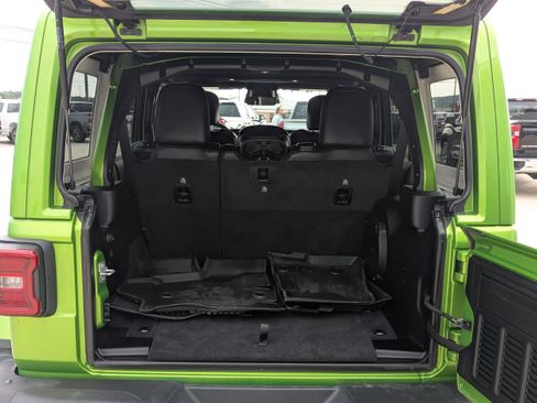 Used 2025 Jeep Wrangler Unlimited Rubicon AWD/4WD image 3