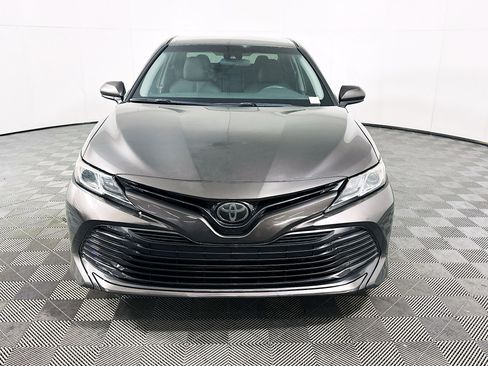 Used 2018 Toyota Camry LE image 2