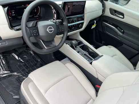 New 2026 Nissan Pathfinder SL FWD image 16