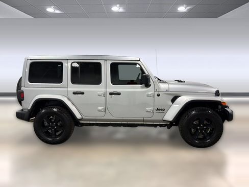 Used 2022 Jeep Wrangler Unlimited Sahara AWD/4WD image 8