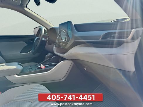 Used 2023 Toyota Highlander LE FWD image 34