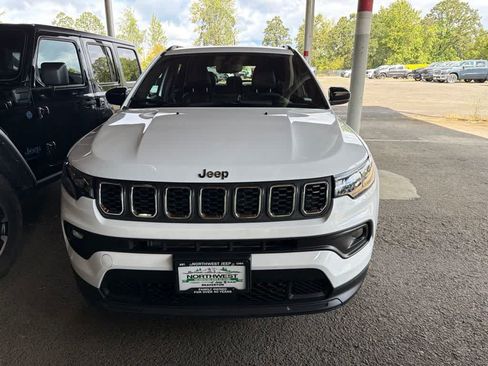 Used 2025 Jeep Compass Latitude AWD/4WD image 2