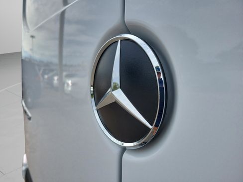 Used 2025 Mercedes-Benz Sprinter 2500 image 9