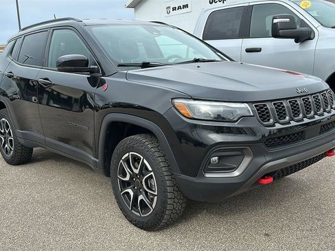 Used 2025 Jeep Compass Trailhawk w/ Trailhawk Elite Group AWD/4WD image 2