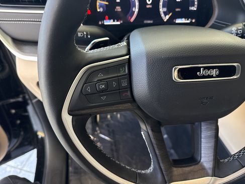 Used 2025 Jeep Grand Cherokee Limited w/ Luxury Tech Group II image 19