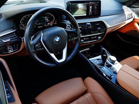 Used 2022 BMW 530i xDrive w/ M Sport Package image 10