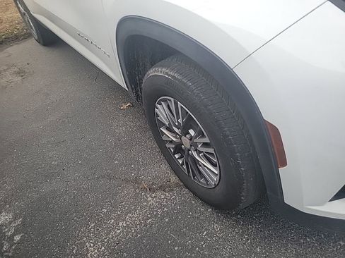 Used 2025 Chevrolet Traverse LT image 5