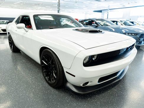 Used 2016 Dodge Challenger R/T Scat Pack RWD image 3