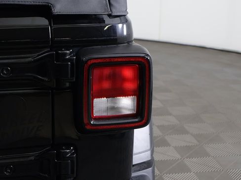 Used 2021 Jeep Wrangler Unlimited Sport image 13