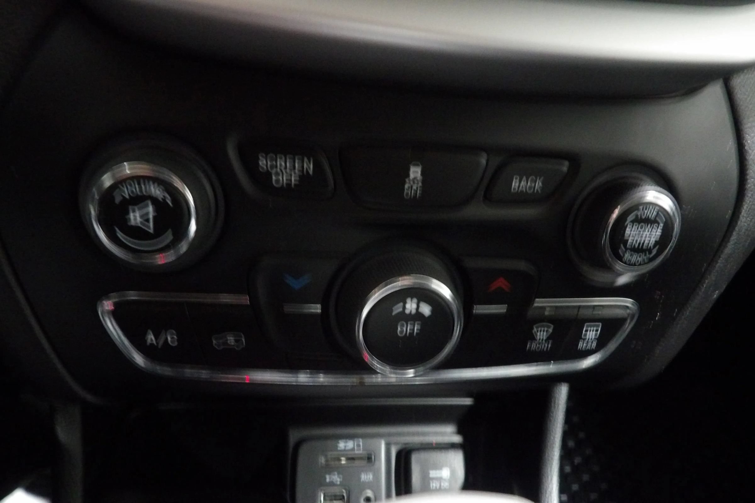 Used 2018 Jeep Cherokee Latitude Plus w/ Cold Weather Group AWD/4WD image 13