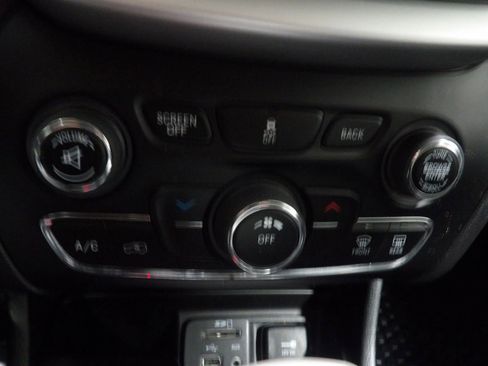 Used 2018 Jeep Cherokee Latitude Plus w/ Cold Weather Group AWD/4WD image 13