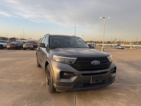 Used 2020 Ford Explorer XLT image 2