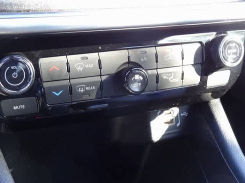 Used 2024 Jeep Compass Latitude image 29