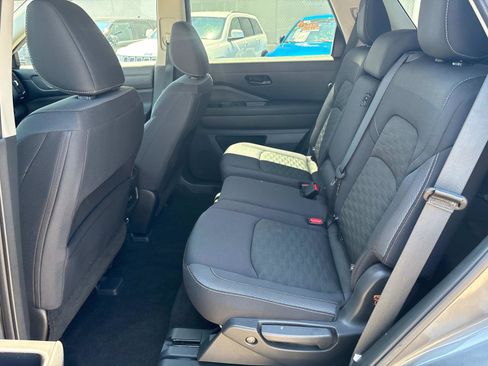 Used 2024 Nissan Pathfinder SV image 11