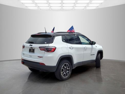 Used 2025 Jeep Compass Trailhawk image 4