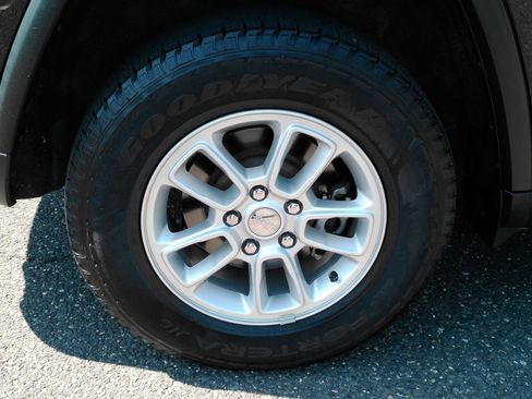 Used 2018 Jeep Grand Cherokee Laredo AWD/4WD image 29