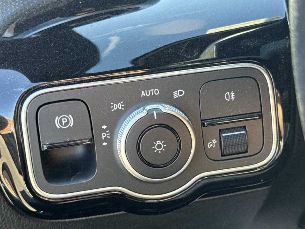 Used 2025 Mercedes-Benz CLA 250 4MATIC image 29