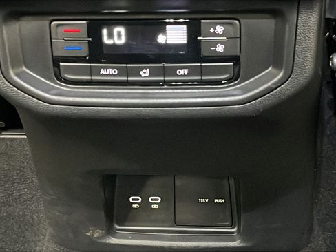 Used 2025 Volkswagen Atlas SE AWD/4WD image 34