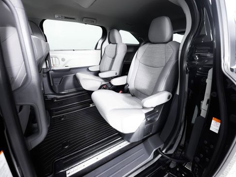 Used 2023 Toyota Sienna LE AWD/4WD image 17