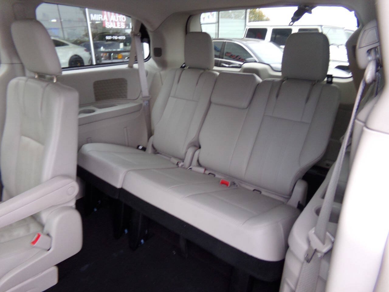 Used 2013 Chrysler Town & Country Touring FWD image 15