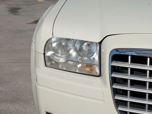 Used 2009 Chrysler 300 LX image 7