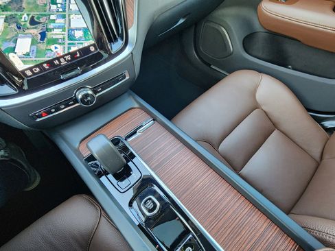 Used 2025 Volvo V60 B5 Cross Country Plus image 34