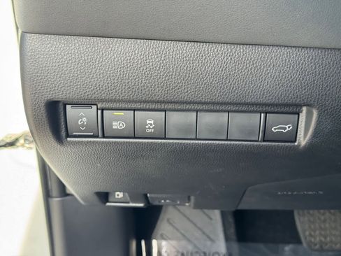 Used 2023 Toyota Venza XLE image 16