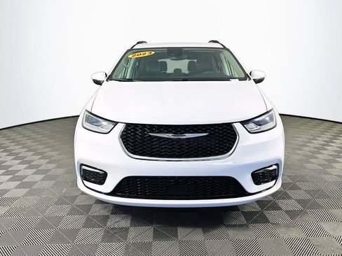 Used 2023 Chrysler Pacifica Touring-L image 4