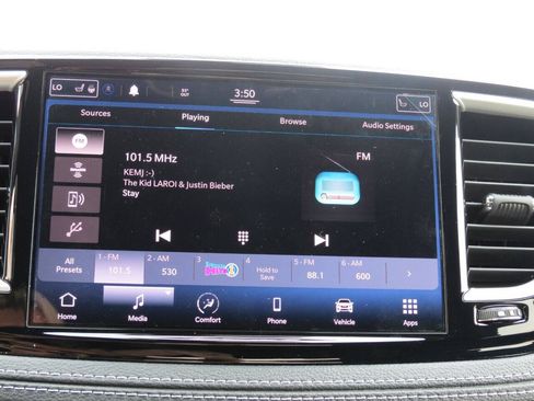 Used 2021 Chrysler Pacifica Touring AWD/4WD image 16
