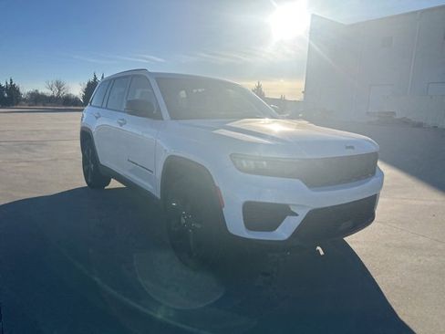 Used 2024 Jeep Grand Cherokee Altitude image 3