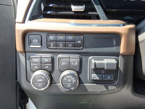 Certified 2025 Chevrolet Tahoe High Country AWD/4WD image 39
