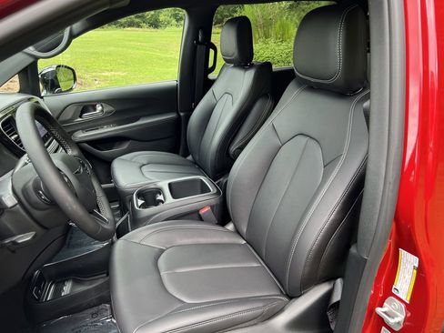 New 2026 Chrysler Pacifica Select image 17