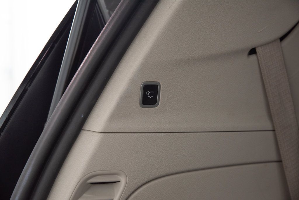 Used 2023 Chrysler Pacifica Touring-L FWD image 15