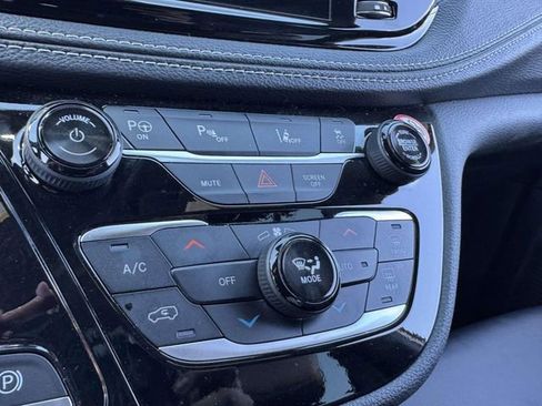 Used 2024 Chrysler Pacifica Limited FWD image 31