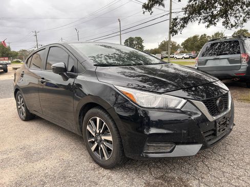 Used 2021 Nissan Versa SV image 2