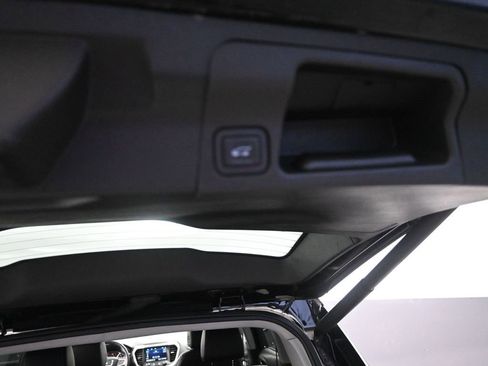 Used 2023 GMC Acadia SLT image 20