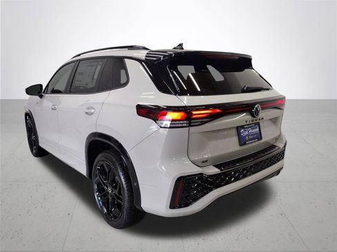 New 2026 Volkswagen Tiguan SE R-Line AWD/4WD image 12