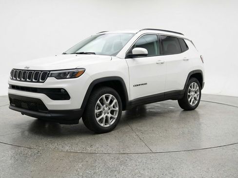 Used 2025 Jeep Compass Limited image 3