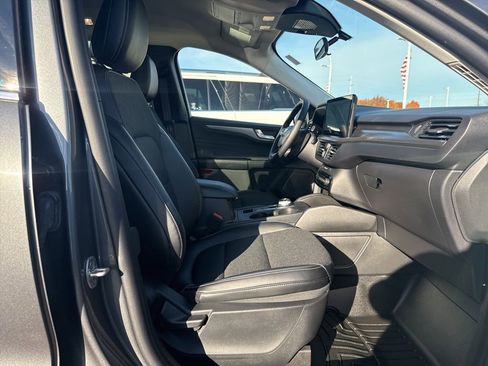 Certified 2025 Ford Escape SE image 39