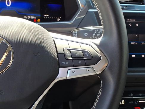 Used 2022 Volkswagen Tiguan SE image 16