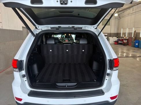 Used 2022 Jeep Grand Cherokee Laredo X AWD/4WD image 5